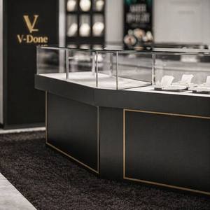 Agencement Intérieur Complet de Bijouterie Moderne Noir et Or : Comptoir Central en Verre Personnalisé et Vitrine Murale pour Présentation de Bijoux - Product Image 5