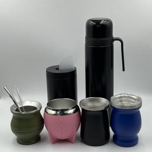 Kit complet <span class=keywords><strong>Yerba</strong></span> <span class=keywords><strong>Mate</strong></span> en acier inoxydable personnalisé comprenant une paille de tasse <span class=keywords><strong>Mate</strong></span> (Bombilla) 750ml Thermos et un récipient à thé - Product Image 4