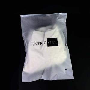 Bolsa de Embalaje de Ropa con Cierre Ziplock de PE Reciclable y Termosellable, Bolsa Personalizada con Cierre Esmerilado para Camisetas, Venta Caliente - Product Image 2