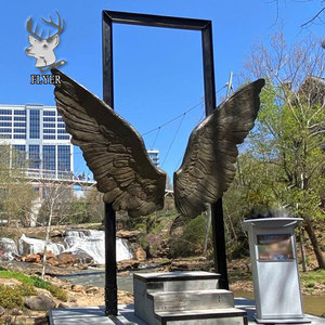 Statue de jardin extérieure en bronze coulé, grand ange garde masculin aux ailes tombantes et aux plumes détaillées, en position agenouillée - Product Image 6