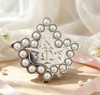 Broche de sororité en alliage avec accent perlé et pendentif lettre grecque, idéale pour cadeau et fête