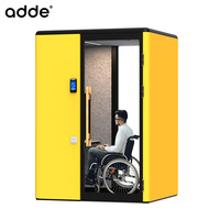 Cabine de bureau moderne et accessible insonorisée, cabine acoustique en verre et aluminium, cabine téléphonique silencieuse pour fauteuils roulants