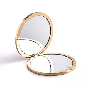 Espejo Compacto de Maquillaje de Doble Cara, Redondo, Color Rojo Intenso, con Logotipo Hexagrama en Relieve, Metal Dorado de Alta Calidad - Product Image 5