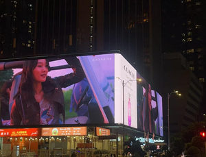 จอแสดงผล LED สีสันสดใสสำหรับภายนอกอาคาร กันน้ำ ใช้เป็นป้ายดิจิทัล วิดีโอวอลล์ เหมาะสำหรับห้างสรรพสินค้า สนามบิน รถไฟใต้ดิน - Product Image 4