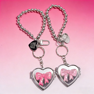 Accesorios Elegantes para <span class=keywords><strong>Bolsos</strong></span> - Mini Llavero con Espejo en Forma de Corazón y Lazo Plateado - Colgante de Espejo de Maquillaje Único Estilo Ins para <span class=keywords><strong>Mujer</strong></span> - Product Image 2