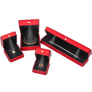 Wholesale Crown Modeling Lue <strong>Jewelry</strong> <strong>Box</strong> with Light Factory Handmade Red PU Leather Scatole Gioielli Con Led Personalizzate - Product Image 4