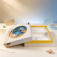 Boîte cadeau rigide carrée personnalisée, boîte en papier crème de luxe avec illustration ronde d'astronaute en 3D, plateau intérieur jaune pour cadeau de festival