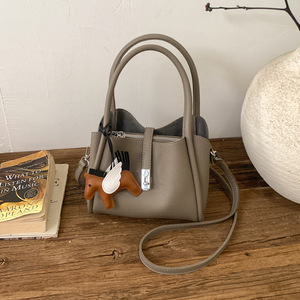 Borsa a Secchiello Vintage da Donna in PU per l'Inverno, con Chiusura a Lucchetto, Design Retrò alla Moda - Product Image 6