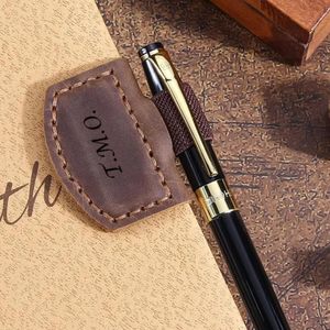 Portaplumas Magnético de Cuero 100% Genuino Hecho a Mano, Clip para Lápiz, Marcador de Libros Moderno Reutilizable con Grabado, para Cuadernos, Diarios y Lectores - Product Image 5