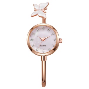 Reloj de cuarzo para mujer con brazalete de mariposa, esfera de cristal, tono plateado - Product Image 5