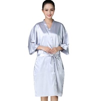 Cape de coiffure personnalisée à faible MOQ, gris argenté, type robe kimono en soie, avec poche, pour clients de salons de beauté et de spa