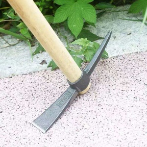 Pioche en acier noir avec manche, fabriquée par Mattock - Product Image 1