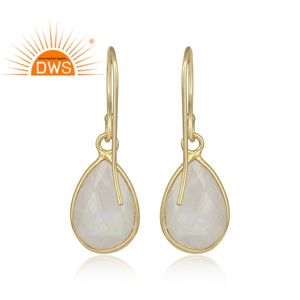 Pendientes de piedra lunar arcoíris en forma de pera, chapados en oro indio, con engaste de plata de diseñador, tipo gancho, fabricante de joyería - Product Image 3