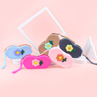 Étui à lunettes en silicone motif fille de dessin animé, pochette portable pour lunettes de soleil avec sangle de suspension, sac à lunettes étanche personnalisé, collection Printemps 2026