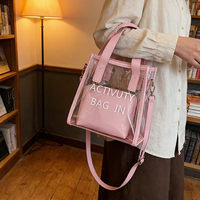 Sac fourre-tout imperméable et léger en PVC avec garniture rose et design transparent, idéal pour les trajets quotidiens, le travail, les voyages et les courses