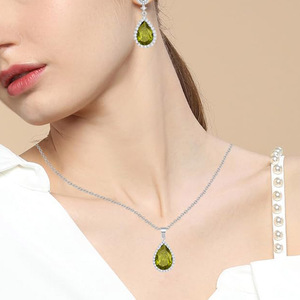 Pendientes de Plata 925 con Cristal Verde Oliva en Forma de Pera con Doble Halo, Chapados en Platino, Regalo para Banquete de Boda - Product Image 3