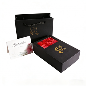 Boîte cadeau rigide en carton recyclable personnalisée avec 6 fenêtres en forme de rose de fleurs de sopa, pour anniversaire, Saint-Valentin. - Product Image 2