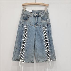 Viviblook Z403PT04 Jeans à jambe droite délavé pour femme Short en jean rétro à bretelles et à cordon de serrage pour femme - Product Image 4