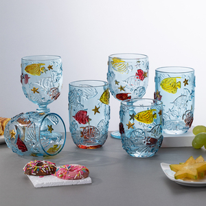 Gobelet en verre bleu peint à la main avec motif de poisson en relief, verres à vin colorés à motif monde sous-marin pour les soirées cocktail d'été - Product Image 3