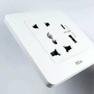 Enchufe de pared universal MGA con puerto USB tipo A + C Cargador rápido de 20W - Product Image 2