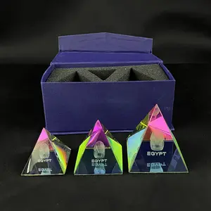 Conjunto de cristal piramidal arcoíris iridiscente con láser faraón egipcio en la parte de abajo de la foto - Product Image 1