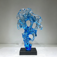 Sculpture d'art abstraite irrégulière en résine translucide, faite à la main et peinte à la main, ornement de collection d'art haut de gamme pour villa