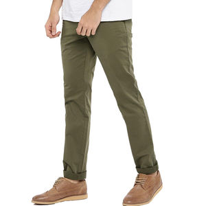 Pantalons chino pour hommes fabriqués en sergé de coton recyclé et teints avec des colorants à faible impact environnemental pour une tenue de bureau durable et un style de vie écoresponsable. - Product Image 3