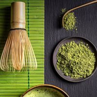 OEM Bambu Matcha Çırpıcısı Chasen Seti Porselen Standlı Çay Kaşığı Özel Renkli İp Pembe Charm Japon Hediyesi