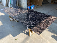 Table à manger de villa haut de gamme, design luxueux, pieds en acier inoxydable doré incrustés de pierres, plateau rectangulaire en marbre.