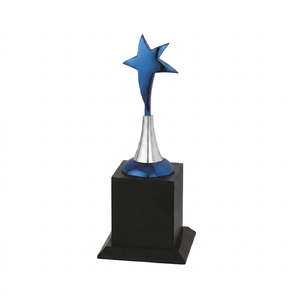 Trofeo Estrella con Estrella de Metal Azul y Base Negra Modelo 704/C para Actividades Promocionales, Base de Madera - Product Image 1