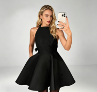Robe Courte Noire Élégante en Satin Vintage en Polyester pour Femme, Modèle Épaules Dénudées, Ceinturée, Taille Haute, Idéale pour Soirées et Jours.