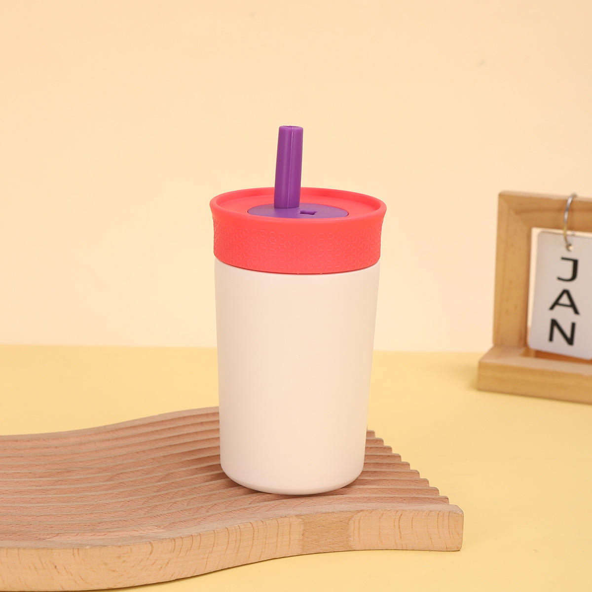 สีขาวน้ำนม