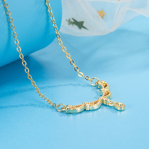 Collar chapado en oro de 14k que no se deslustra con colgante de circonita cúbica, hipoalergénico, resistente a la humedad, ideal para regalo, venta al por mayor. - Product Image 1