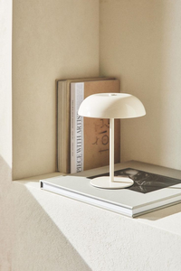 โคมไฟตั้งโต๊ะเหล็กดัดแบบไร้สาย ใช้แบตเตอรี่ ควบคุมด้วยระบบสัมผัส ไฟ LED 5V เรียบง่าย เหมาะสำหรับตกแต่งห้องนอน สำนักงาน - Product Image 3