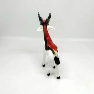Figurine d'antilope en verre soufflé à la main, rouge, noir, blanc, sculpture animale décorative contemporaine - Product Image 1