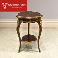 Table d'appoint triangulaire de style britannique, table d'angle néoclassique en cuivre de style château britannique