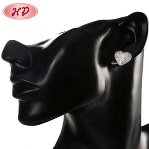 Boucles d'oreilles clous cœur pour femme, entièrement pavées de zircone cubique, plaquées rhodium, scintillantes, pour le quotidien, les rendez-vous, les banquets et les soirées, tendance - Product Image 2