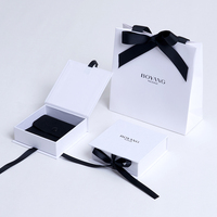 Boîte d'emballage de bijoux en papier blanc avec Logo personnalisé pour Bracelet, boucle d'oreille, anneau, collier