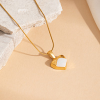 Collier pendentif en forme de cœur en acier inoxydable plaqué or 18 carats pour femmes, bijoux minimalistes avec chaîne à breloques