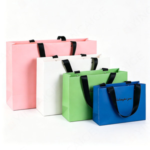 Eleganti Borse di Carta di Lusso, Sacchetti Pieghevoli in Carta Patinata Bianca con Manici Robusti per Negozi di Abbigliamento ed Eventi - Product Image 3