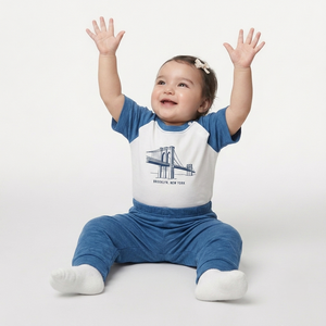 Combinaison pour bébé imprimée Brooklyn Bridge, bleu et blanc, manches courtes, en coton, décontractée, unisexe, douce et confortable - Product Image 1