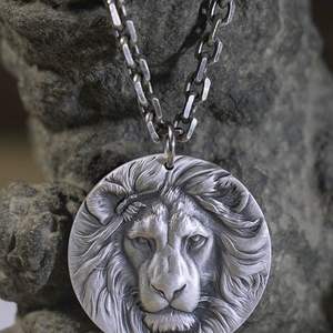 Collier avec pendentif personnalisé en plaqué or 18 ct rond et circulaire avec animal lion - Product Image 4