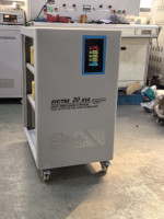 Stabilisateur de tension triphasé AC servo personnalisable CE 50/60HZ 110V 220V 380V 10KVA 30KVA 50KVA pour équipement industriel