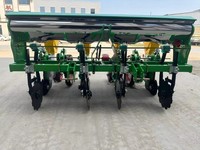 Semoir de maïs tout-terrain à suivi automatique pour semis direct, avec profondeur de plantation limitée et cadre robuste et durable.
