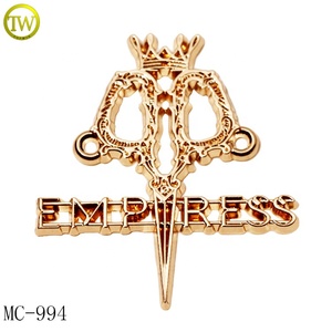 Etichette Metalliche Personalizzate per <span class=keywords><strong>Abbigliamento</strong></span>, <span class=keywords><strong>Accessori</strong></span> per Indumenti in Metallo Dorato con Logo a Farfalla - Product Image 6