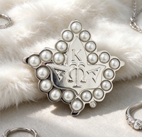 Broche de sororité en alliage avec accent perlé et pendentif lettre grecque, idéale pour cadeau et fête