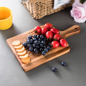 Bandeja de madera de acacia con estampado de letras para servir queso, frutas, pan y aperitivos - Product Image 2