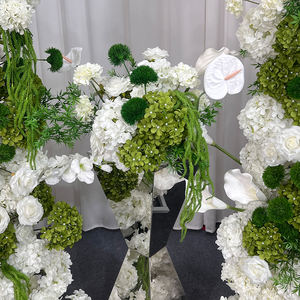 Arche florale en soie réaliste faite à la main, tons blancs et verts, pour mariages, anniversaires et célébrations de la rentrée scolaire - Product Image 2