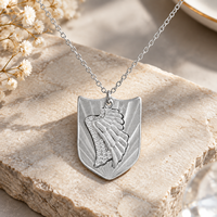 Collier Pendentif Aile de Bouclier Vintage en Argent 925 Plaqué Or avec Moissanite Ronde et Détail Texturé Brossé, Bijou Fin Unisexe