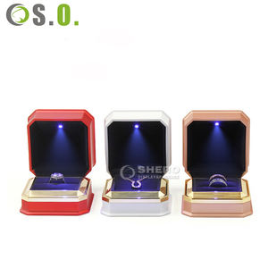 Caja de luz de plástico personalizada al por mayor en rojo y blanco con logotipo para anillos, colgantes, pulseras, brazaletes, collares y joyas. - Product Image 3